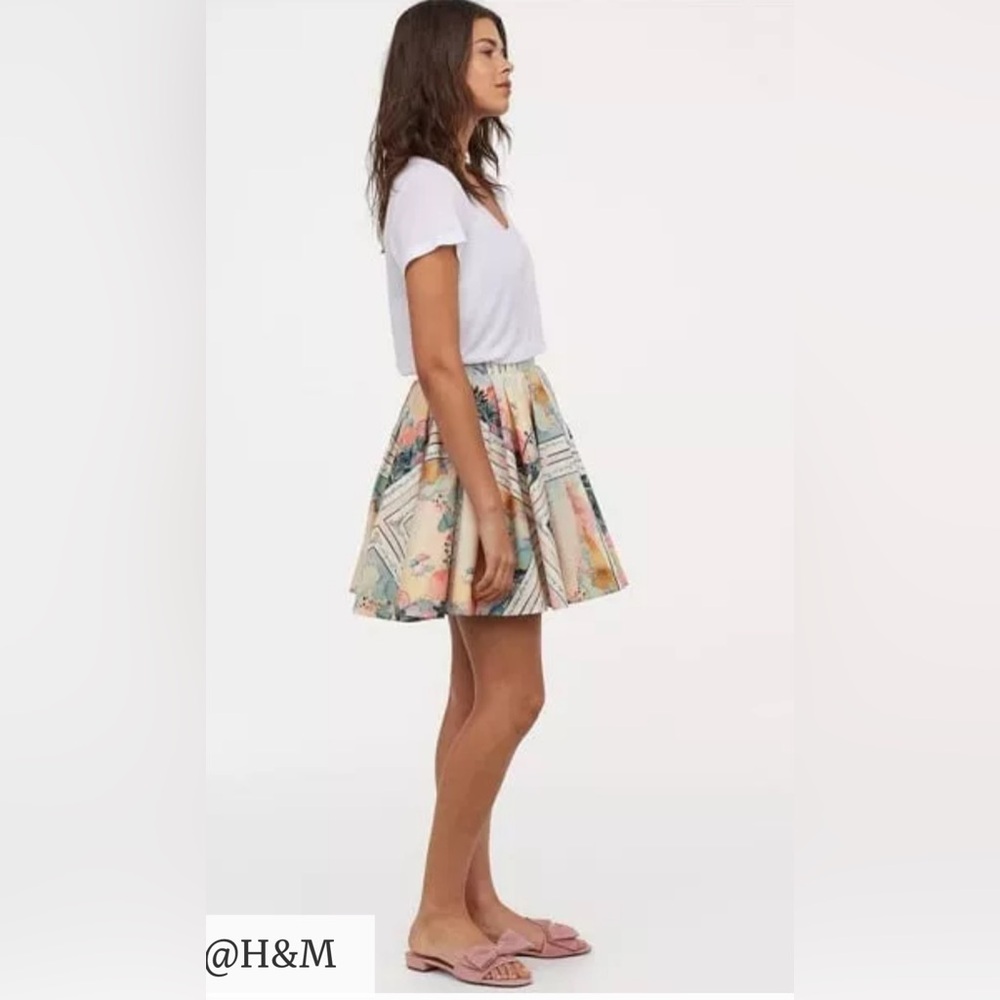 Floral Print Pleated Skirt - Picture 2 of 7